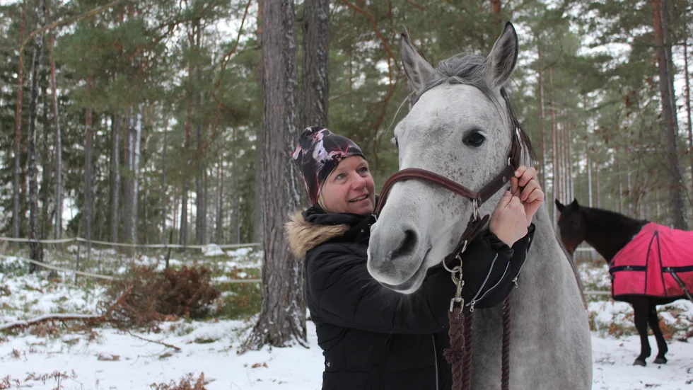 Susanne Fahlström med den egna hästen Eldwira, som är fem år gammal.