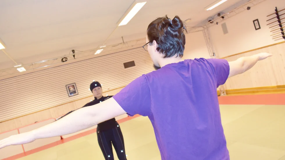 Norrans reporter Lina Andersson instrueras av Erik Okfors.