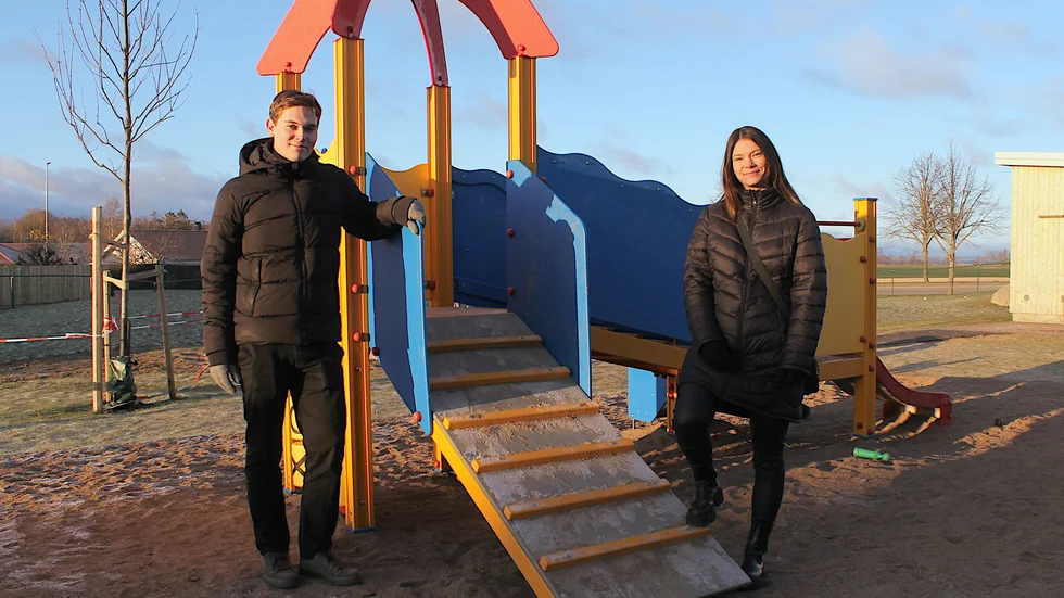 Jonathan Nestenius och Julia Johansson, miljö- och hälsoskyddsinspektörer, har inspekterat kommunens alla skolors och förskolors utemiljöer med barnens hälsa som fokus.