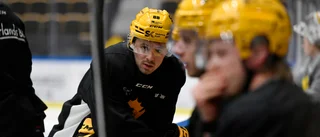 Förvirringen på AIK-träningen – skadade forwarden i svart tröja: ”Skulle egentligen ha en röd”