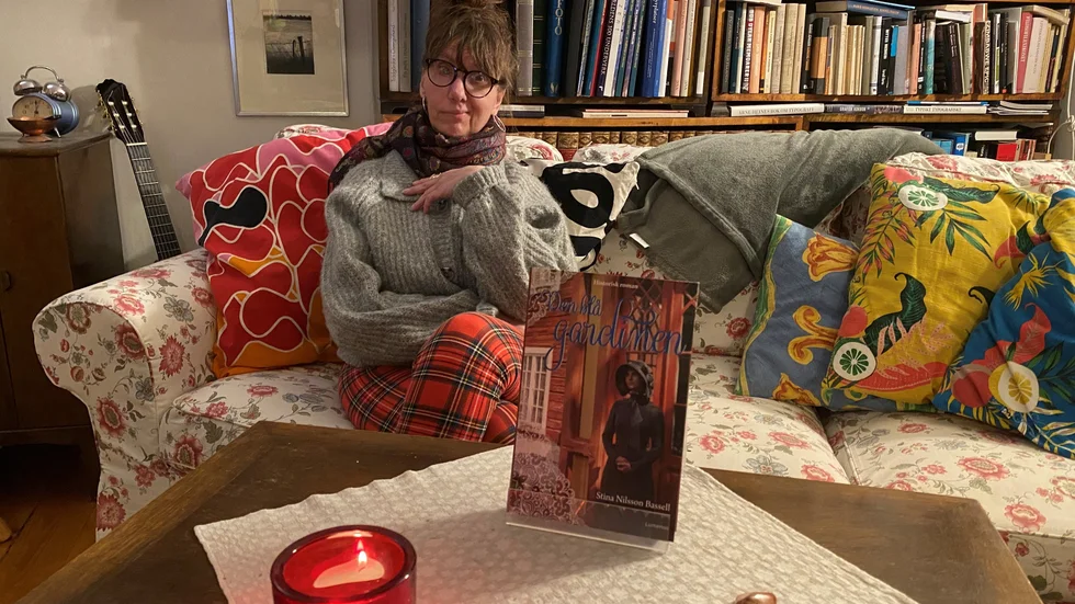 Stina Nilsson Bassell i Norrköping har skrivit en ny historisk roman. "Den blå gardinen" utspelar sig i Norrköping och Linköping i mitten av 1800-talet.