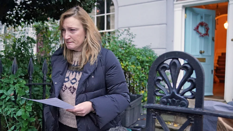 Allegra Stratton, rådgivare till Storbritanniens premiärminister Boris Johnson, brast i gråt när hon på onsdagen meddelade sin avgång efter att att en video läckt om olämpligt uppförande under en sammankomst i samband med jul förra året.