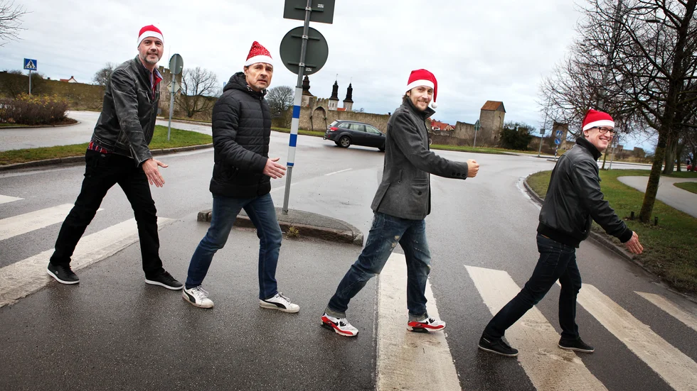 Låten "Christmas with you" har tolkats på flera språk. 