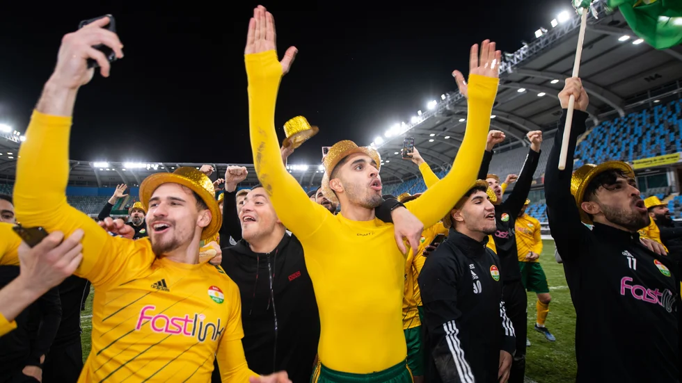 Ümit Aras jublar med lagkamraterna efter avancemanget till superettan 2022