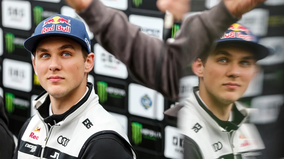 Blev svartflaggad. Det var full fart i helgen för Anton Marklund. Utdelningen däremot blev det lite sämre med. Ett svartflagg gjorde livet surt i rallycross–VM. Foto: McKlein.