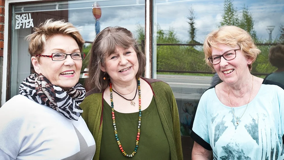 Avslöjar personen. Kerstin Nyström, Anne Fridholm och Mona Bruce tycker att deras olikheter kommer fram i måleriet. Foto: Emilie Sjölund.