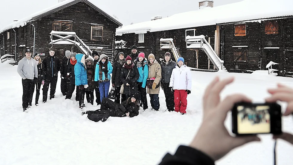 Gruppbild. Catherine Evans, lärare från Wales, fotar alla elever och lärare i Bonnstan.