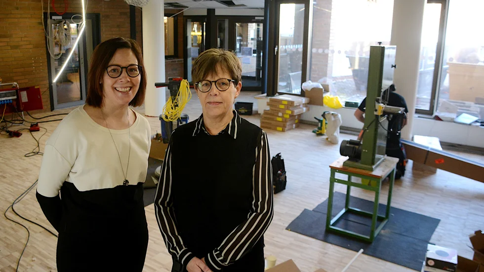 Projektledarna Hanna Alsér och Liselotte Frejd mitt i den nya foajén där det blir en samlad reception och kontaktcenter för alla kommunens enheter i stadshuset.