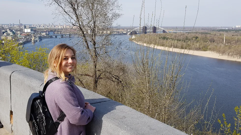 Viktoriia Karpus bor i Västervik med sin sambo sedan ett drygt år tillbaka, men har stora delen av sin familj kvar i hemlandet Ukraina. Hon hoppas på mer stöd från omvärlden till Ukraina. "På organisationen Ukraine Media Crisis Centers hemsida finns tips på hur man kan stötta", säger Viktoriia. 