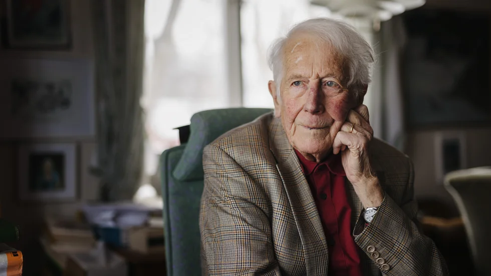 Carl-Göran Ekerwald är författare, översättare och kritiker. Han debuterade 1959 med "Elden och fågelungen". 1962 kom "Kumminåkern" som var hans första bok i en serie skildringar om Norrland, bland annat om hans hembygd i Jämtland.