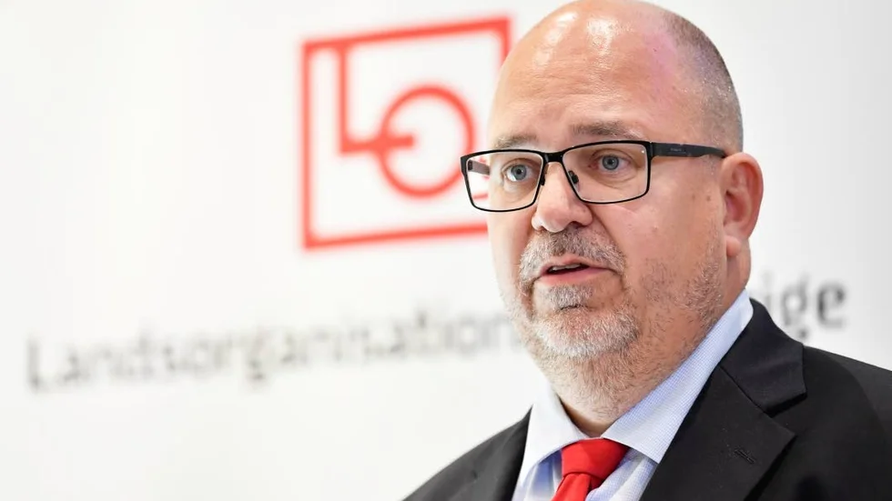 


Det socialdemokratiska ungdomsförbundets ordförande i Norrköping blir "allt argare" på arbetarrörelsen som här illustreras av ordföranden för LO Karl-Petter Thorwaldsson. 



