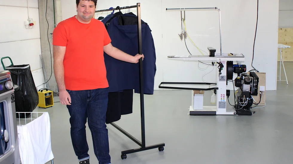 Sven Catic tvättar allt från vardagskläder till festplagg, hemtextilier, sängkläder och arbetskläder.