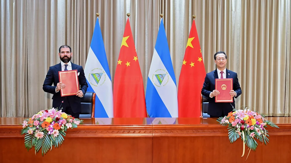 Laureano Ortega Murillo, son till Nicaraguas president Daniel Ortega, och Kinas vice utrikesminister Ma Zhaoxu den 10 december, då Nicaragua beslutade att ta upp de diplomatiska kontakterna med Kina. Arkivbild.