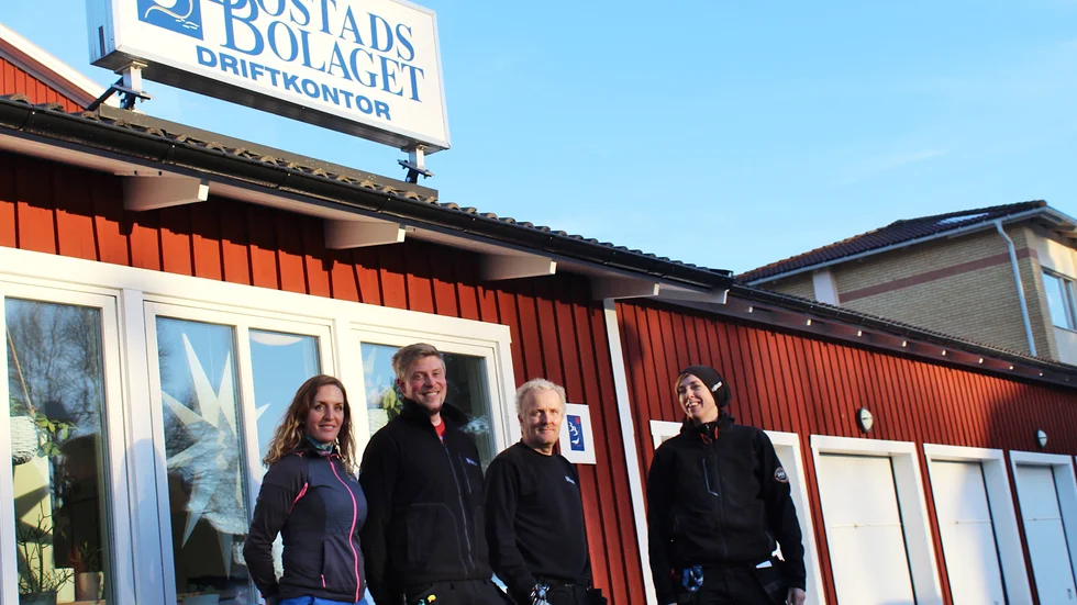 Kollegorna Louise Eskengren, Johan Lindberg, Morgan Tengver och Angelica Ekbergh. Fastighetsskötarna känner sina områden – de har koll på vilka de boende är, vilka utmaningar som finns och var insatserna skulle ge störst effekt. 
