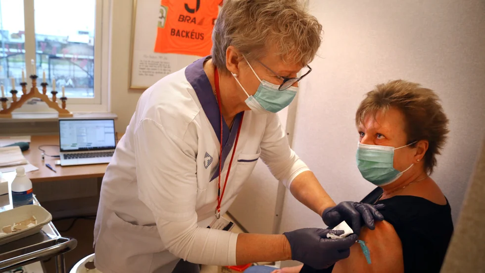 Christine Sorby får vaccin mot covid-19 och mot säsongsinfluensan av vaccinatören Ann-Louise Bohrn.