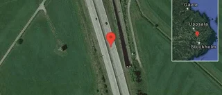 Personbil stillastående på E4 - helt stopp i ett körfält