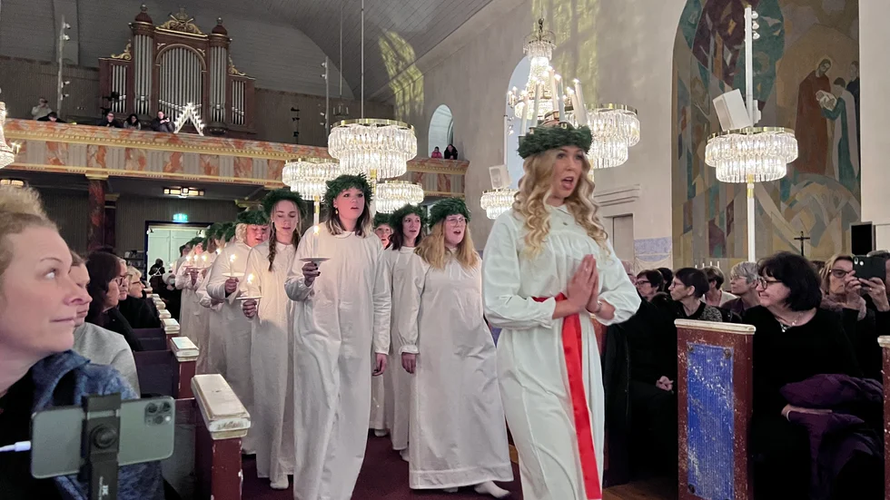 Julia Jernberg lussar med sina skolkamrater från estetiska programmet i Överluleå kyrka.