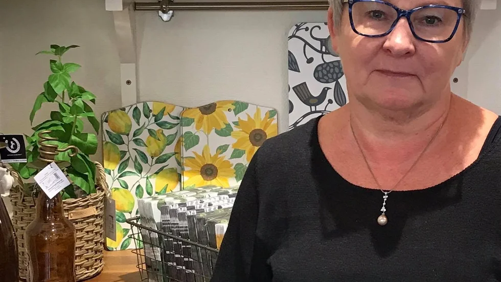 Helli Björklund drev tidigare fotvårdssalong i Vadstena. I dag jobbar hon med kläder.