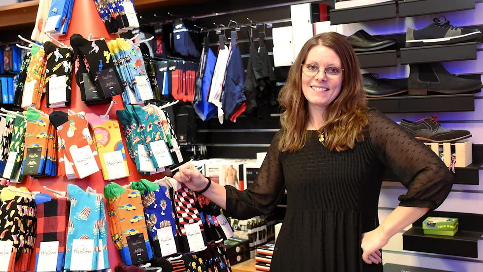 Johanna Ringholt håller tummarna för att hennes butik inte ska påverkas av sprickor innan det är dags att flytta till nya centrum. 