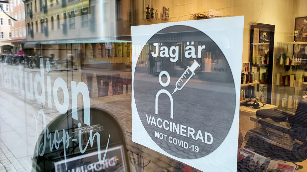 En frisör som berättar att hon är vaccinerad. Vore bra om de ovaccinerade gör samma sak, när nu alla ska ha rätt att själva välja.