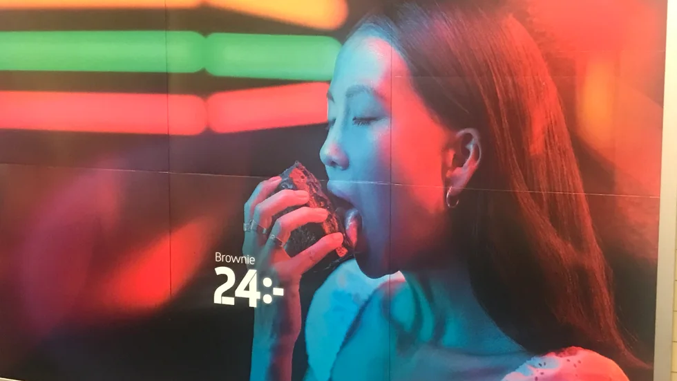 Pressbyråns reklam för brownies reproducerar bilden av kvinnor med choklad som något förbjudet och sexuellt. 