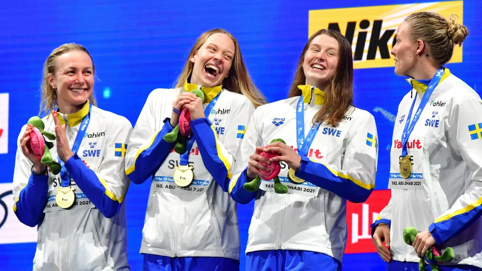 Glädje och skratt på prispallen. Sarah Sjöström, Louise Hansson, Sophie Hansson och Michelle Coleman efter VM-guldet på 4x100 meter medley.