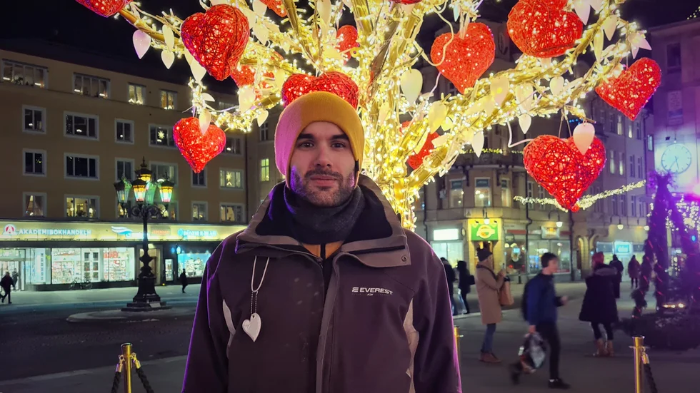 Alexander Fahssi är volontär på Suicide Zero och har själv mått dåligt. Han uppmanar alla att höra av sig till människor man vet är ensamma. "Det finaste och mest värdefulla du kan göra är att visa att du finns där."
