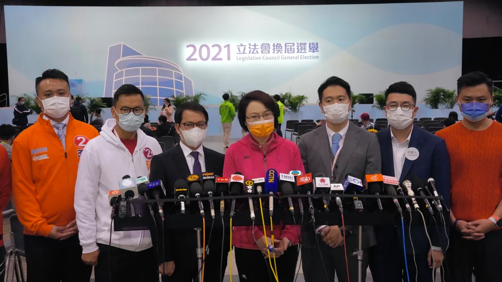 Medlemmar i Pekingvänliga parti DAB (Demokratiska alliansen för ett bättre Hongkong) efter valet.