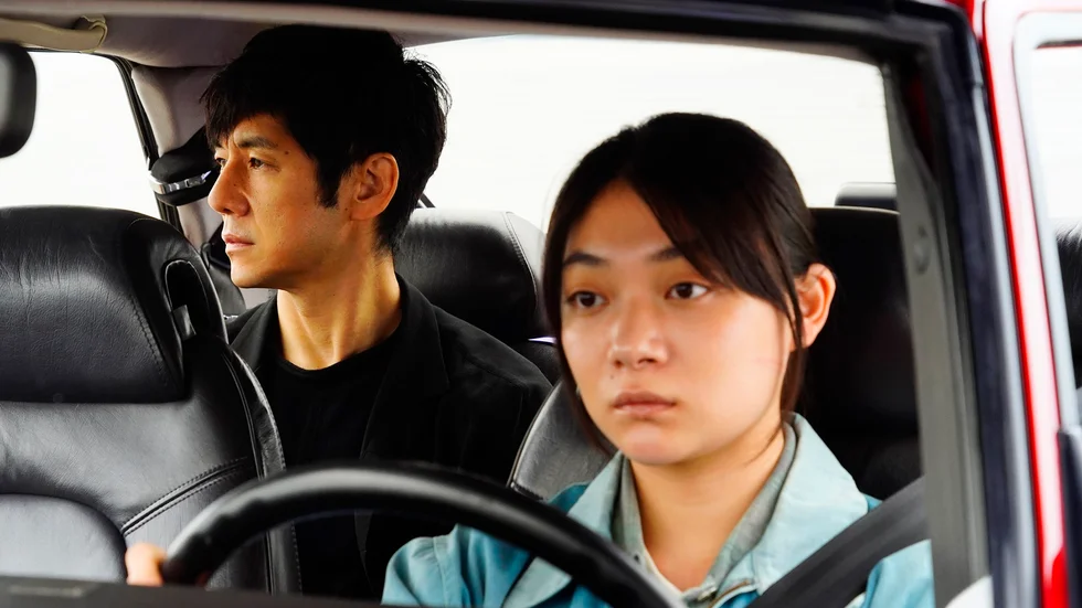 Regissören (Hidetoshi Nishijima) och chauffören (Toko Miura) åker mycket bil ihop i "Drive my car". Pressbild.