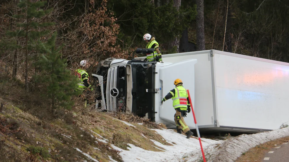Det kom att bli ett omfattande saneringsarbete efter lastbilsolyckan på onsdagseftermiddagen vid Klockartorp utanför Vena. Kanske så mycket som 150 liter diesel läckte ut.