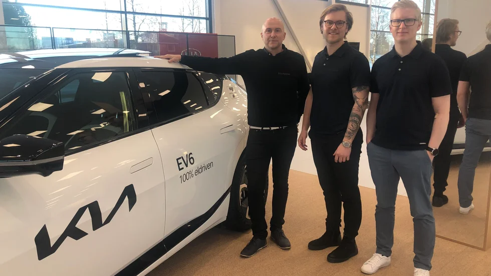 Bilkompaniets säljare Christoffer Nilsson, Felix Swärd och Claes Ögren har sålt ett 40-tal bilar av den nya Kia-modellen Ev6.
