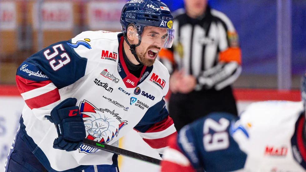 Eddie Larsson fick en puck på knäet och grinade illa. Det var en måndagskväll i Timrå som på flera sätt gjorde ont för LHC.