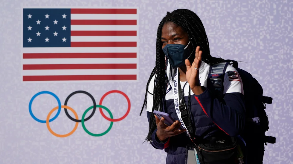 Den amerikanska shorttrack-åkaren Maame Biney på väg till Peking.