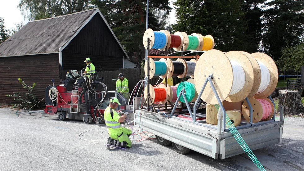 I takt med att de tioåriga avtalen med Telia börjar löpa ut för ett tiotal gotländska fiberföreningar menar föreningarna att Telia och dotterbolaget Skanova kan stå för osund konkurrens eftersom de hävdar att det saknas kapacitet för nya nätaktörer.