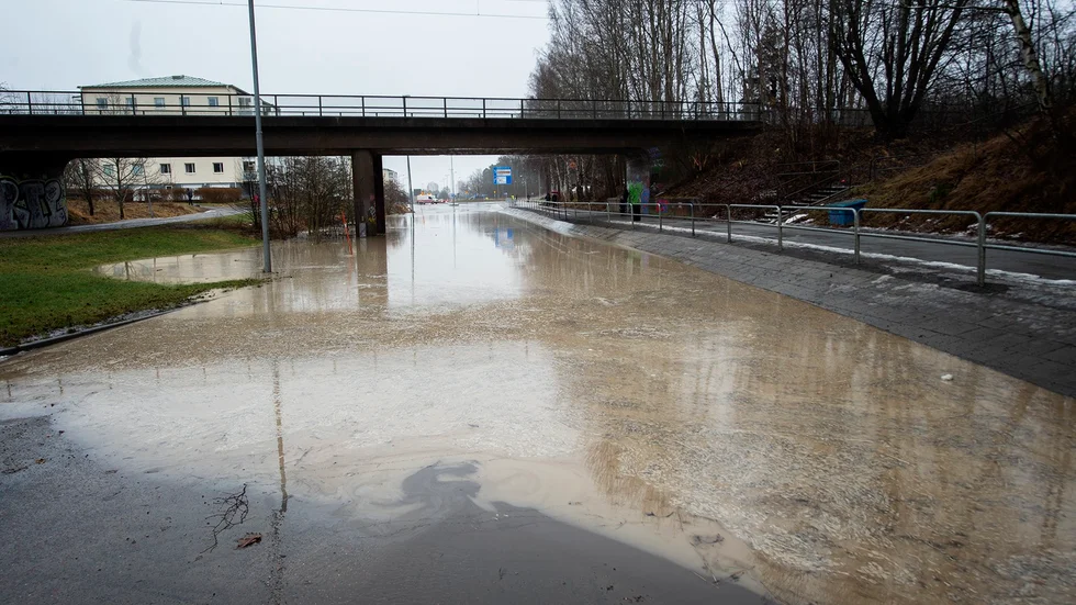 En vattenläcka på Lennings väg orsakade stopp i Nyköpingstrafiken.