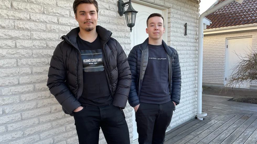 Lucas Scharff och Aron Skagerström ser med förvåning och gläjde på hur deras UF-företag Ved och Hemkörning kommit att utvecklas. 