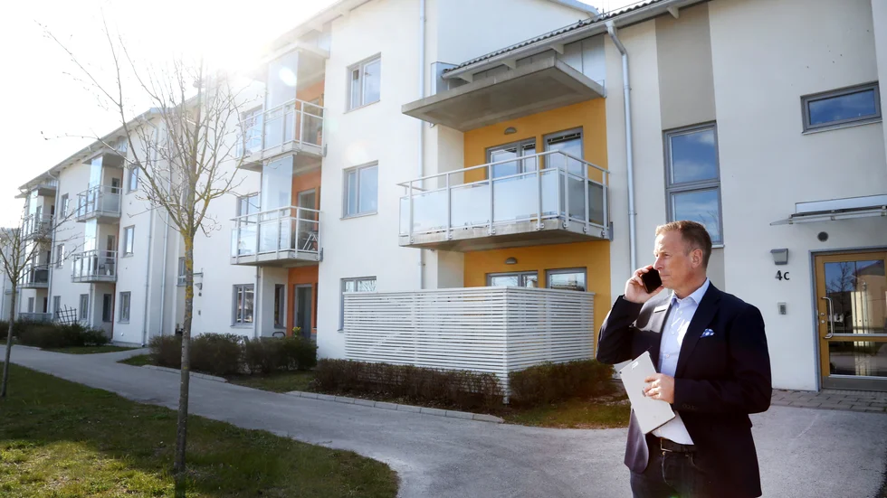 "Om huset värms upp med direktverkande el eller någon gammal pannlösning så drar köparna öronen åt sig i dagsläget", säger fastighetsmäklare Niklas Harlevi om hur elpriserna påverkar bostadsmarknaden. 