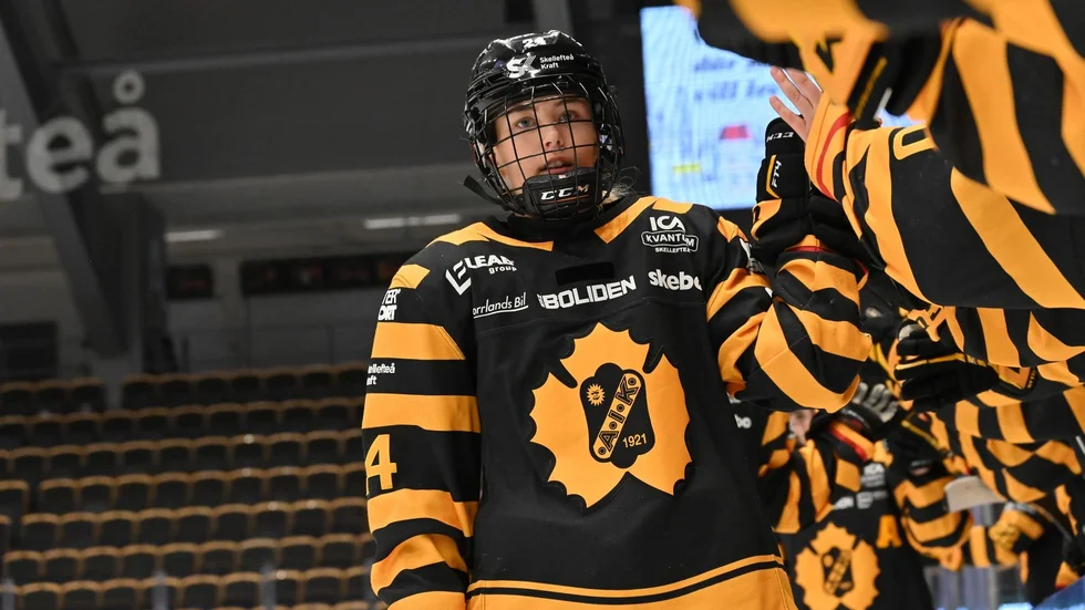 Lovina Johansson jublar med laget efter backens 3–0 mål i segern mot Färjestad BK.
