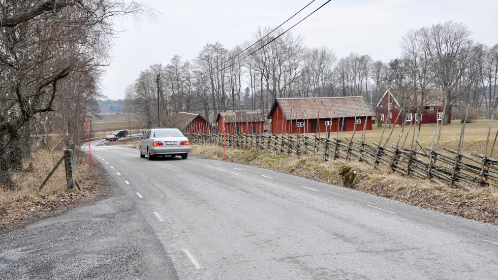 Någonstans mellan Knivsta hembygdsgård (bilden) och Knivsta kyrka kommer troligtvis den nya vägen till västra Knivsta att dras. Närboende och Knivsta hembygdsgille har tidigare protesterat mot planerna på både företagsområden och nya vägar.