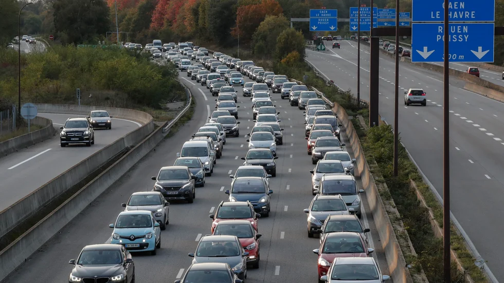 Långvarigt buller från vägar, flygplatser och industri kan påverka människors hälsa negativt. Bilden är tagen strax utanför Frankrikes huvudstad Paris.
