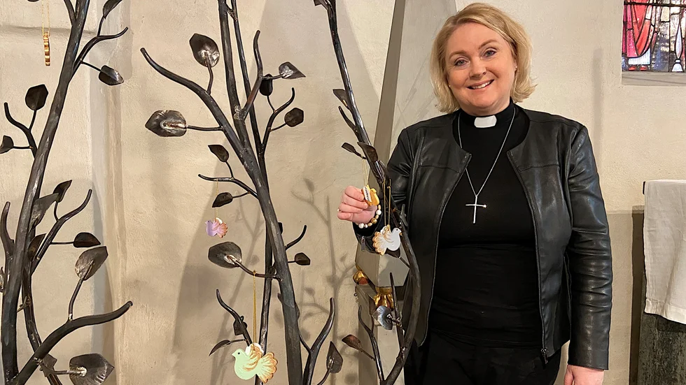Margareta Hagberg, kaplan i Östra Eneby kyrka, tog initiativ till det dopträd som nu har invigts. "Jag är så stolt över det", säger hon.