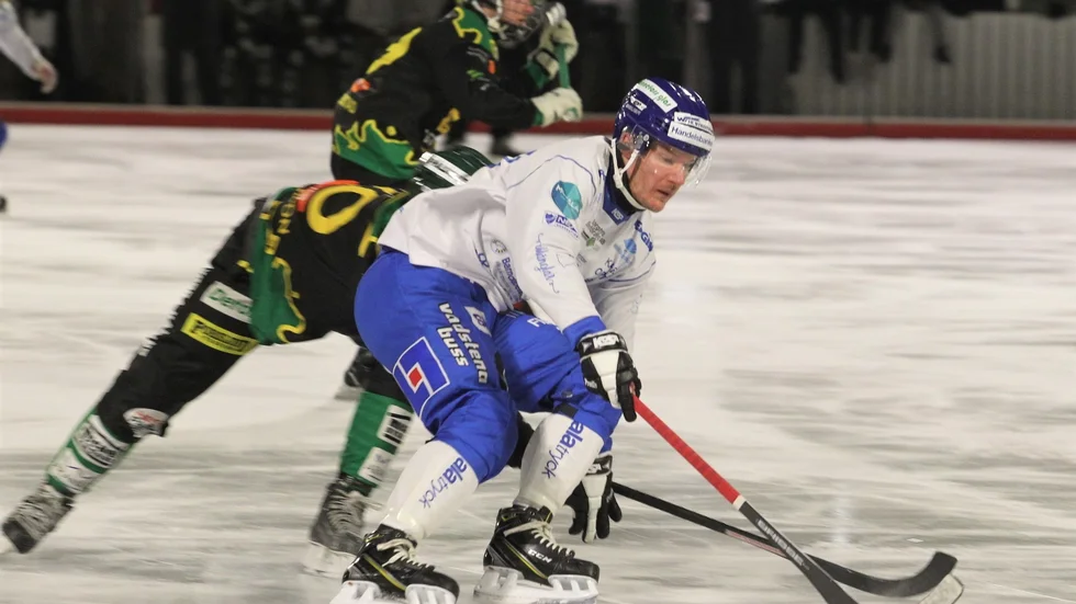 Anders Persson håller undan för en Frillesåsspelare på Sjöaremossen. Persson är inblandad i mycket av Motalalagets speluppbyggnad. Det var en jämn match där det slutade oavgjort 3-3, vilket var rättvist.