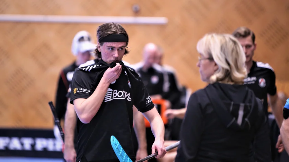 Oskar Hovlund deppar efter en ny förlust. "Vi gör en sådan plattmatch de första två perioderna. Den sista är jävligt bra men det går inte att gå på halvfart."