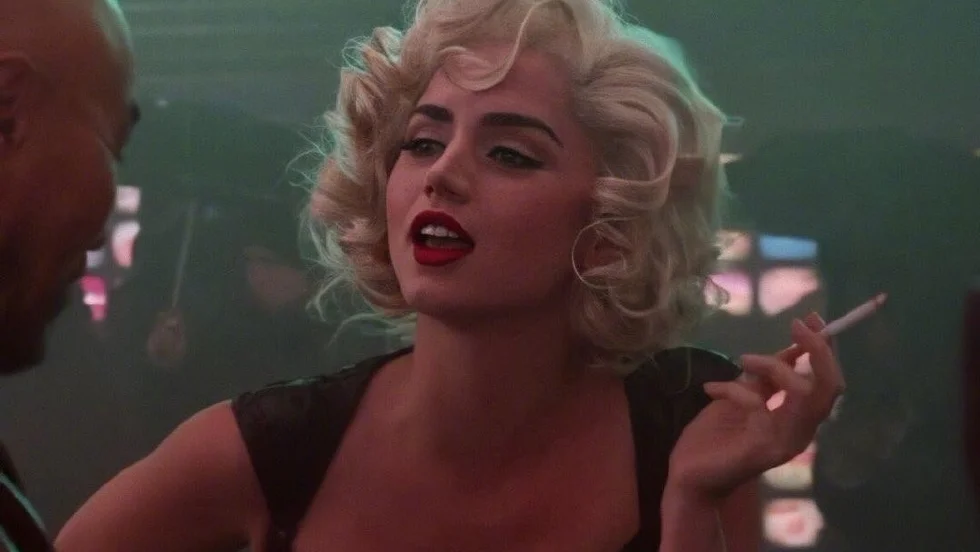 Ana de Armas spelar den ikoniska Hollywoodstjärnan Marilyn Monroe i "Blonde" som har premiär på Netflix den 12 juni. Pressbild.