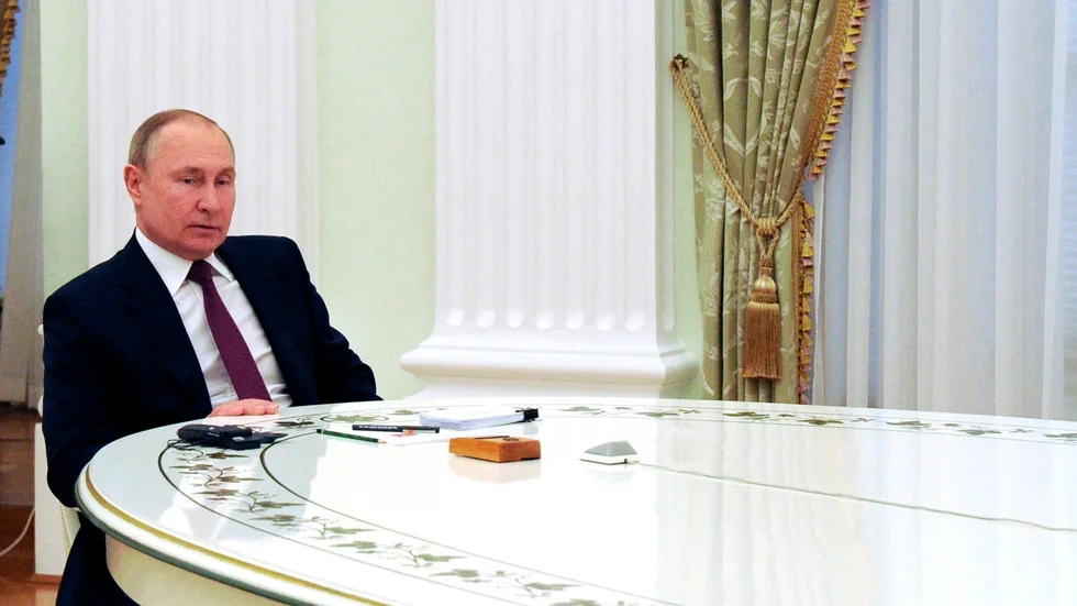 Rysslands president Vladimir Putin vid ett av sina många långa bord. Arkivbild.