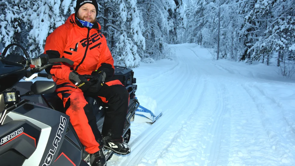 Simon Olsson på väg att dra skidspåret på Rammelberget. "Jag vet att det finns ett stort skidintresse och jag tycker om att hjälpa till om jag kan" säger han.
