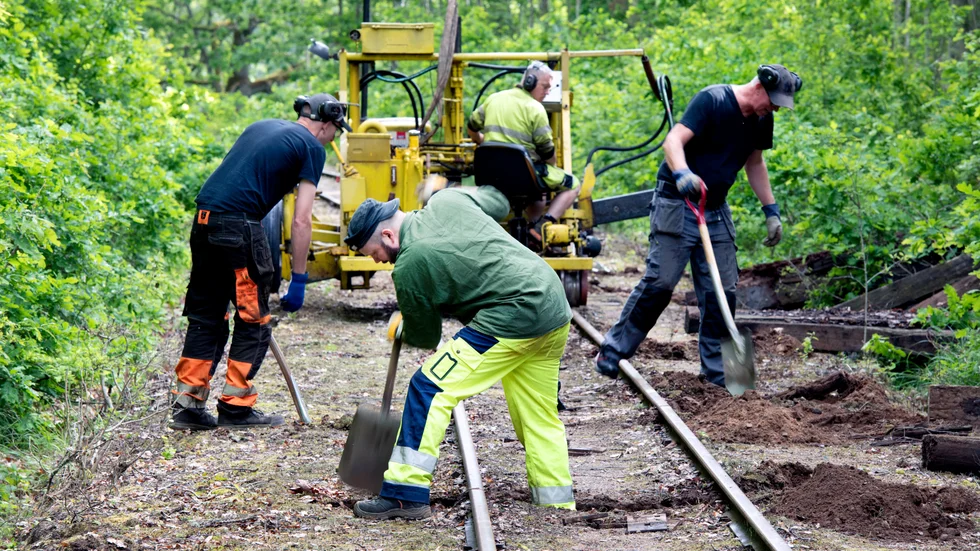 I juni 2021 följde Staffan Ekengren med ut på Smalspåret när slipers skulle bytas ut. Bilden är tagen ute i skogen, mellan Totebo och Hjorted.