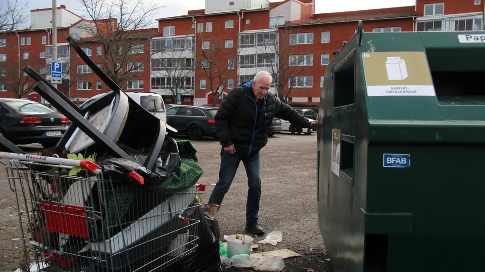 Janne Svensson är vice värd i bostadsrättsföreningen Giraffen HSB. Flera boende klagar på hur äckligt det har blivit vid återvinningscontainrarna.