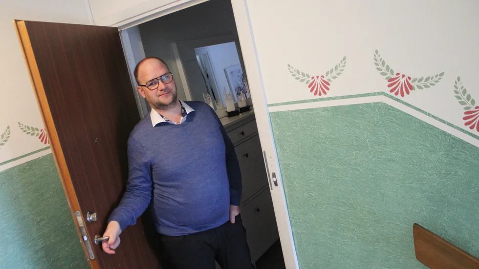 David Fasth bjuder gärna in till middag i lägenheten i Skänninge. Nu hoppas han att den nya Facebookgruppen ska vara vägen till nya bekantskaper.