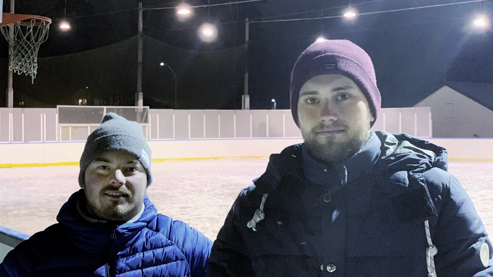 Carl-Petter Pihl och Alexander Lamberth är med och spolar is så att ortsborna kan åka skridskor lagom till jullovet.